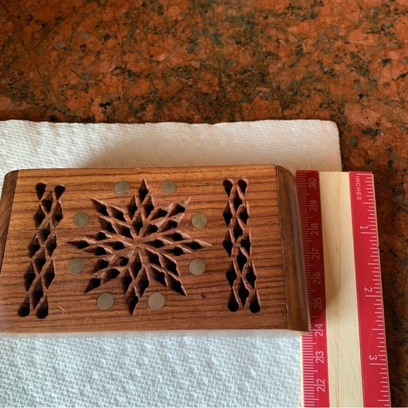 Vintage jewelry box. Hand Carved, gold accents. Small Walnut box Wooden … - Picture 4 of 5